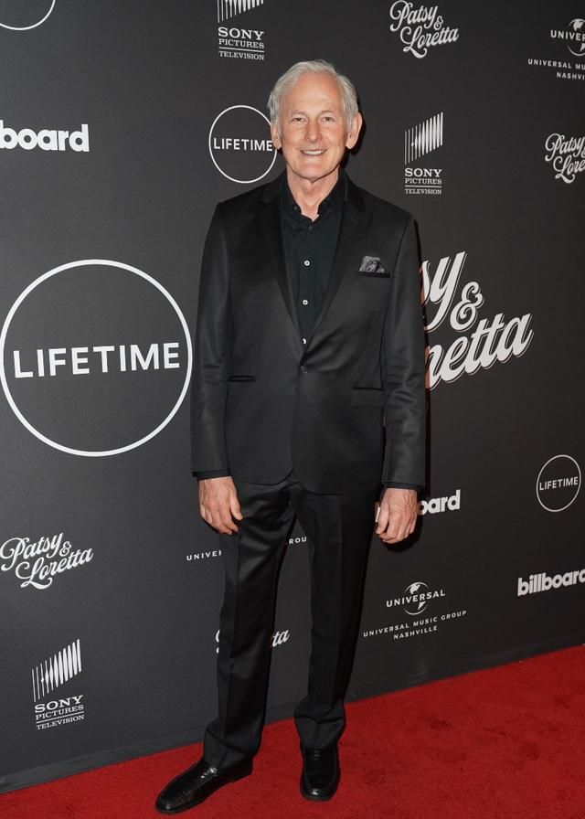 维克多·加伯,尼尔·梅龙和杰西·穆勒,杰西·穆勒和梅根·希尔蒂,斯