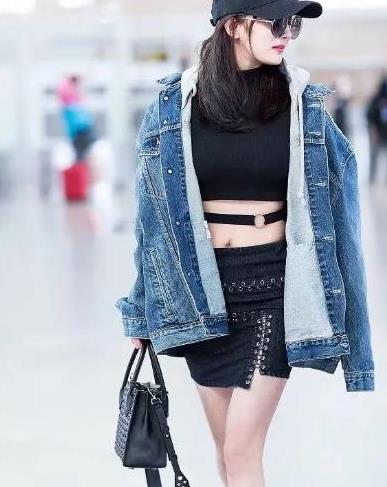 杨幂对身材真自信穿露脐装现身机场却意外勒出小肚子