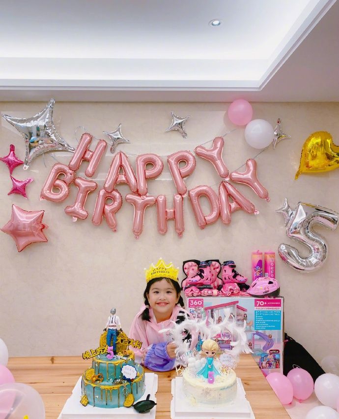 包贝尔和老婆,为五岁可爱女儿饺子庆祝生日,一家人甜蜜温馨
