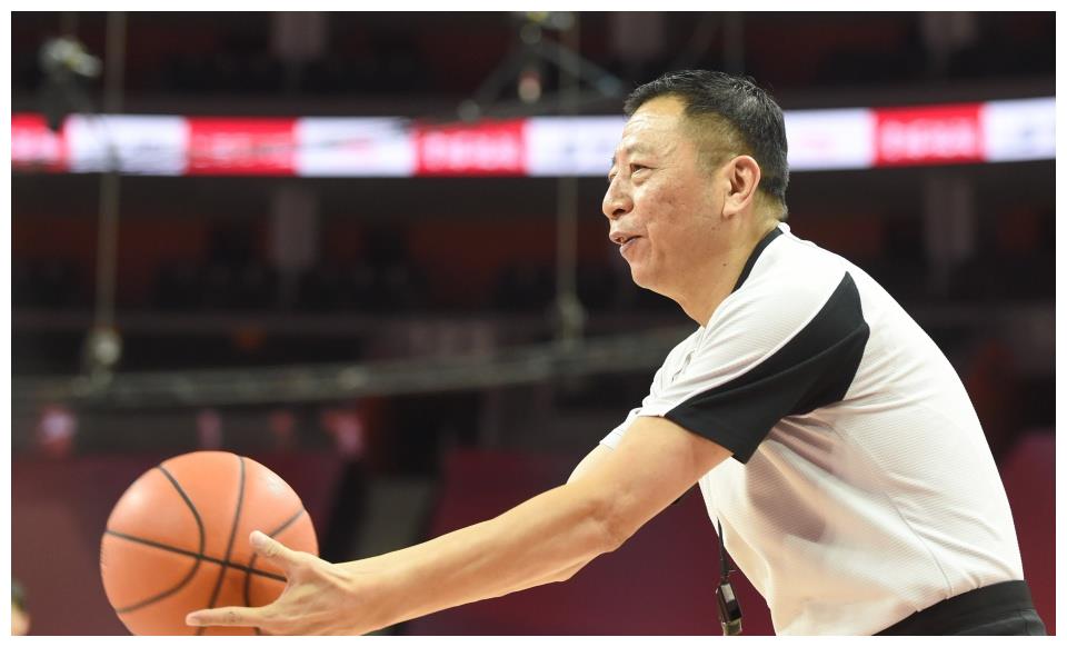 或许如今有不少球迷更崇拜年轻裁判,包括闫军,叶楠,段铸和及庆等人