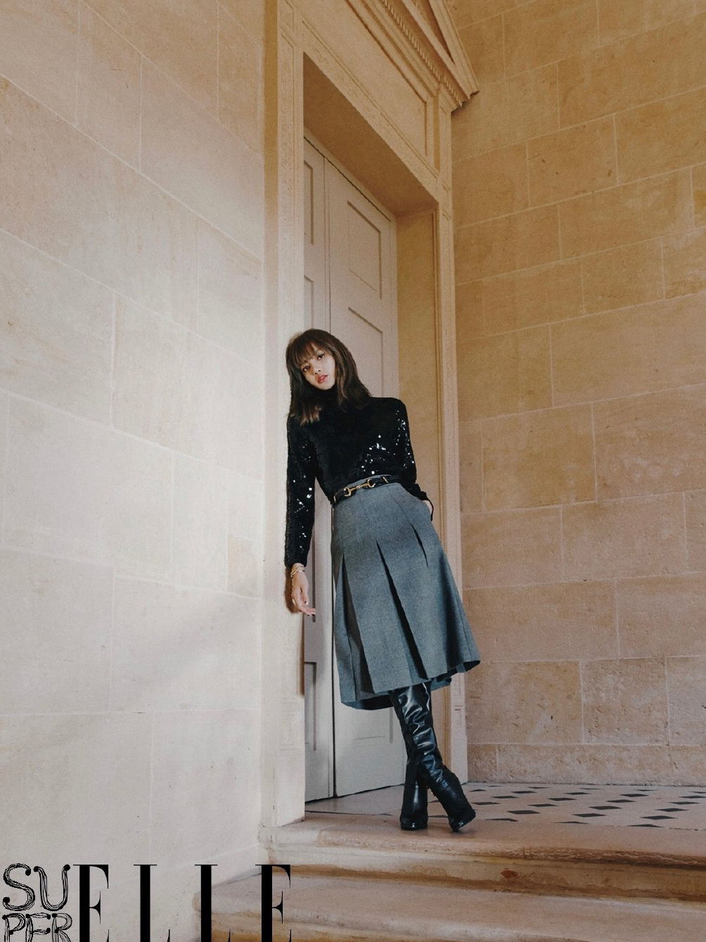 lisa新造型上线同样搭配皮靴风格相差这么大