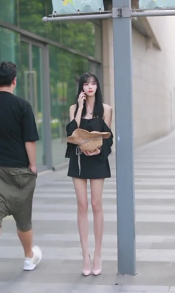 时尚街拍,来自苏州市的美女,她的穿着平凡而又时尚