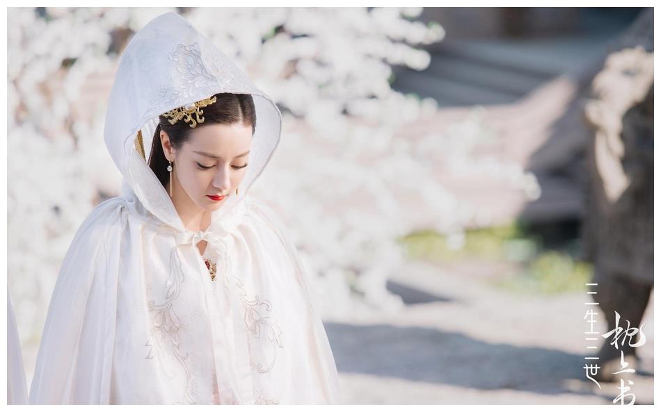 热巴新剧大婚造型绝美 眼眸含水红唇娇艳