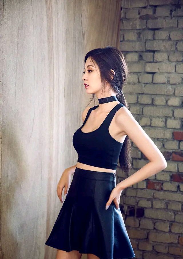 美少女黑色小皮裙,惊艳得很!