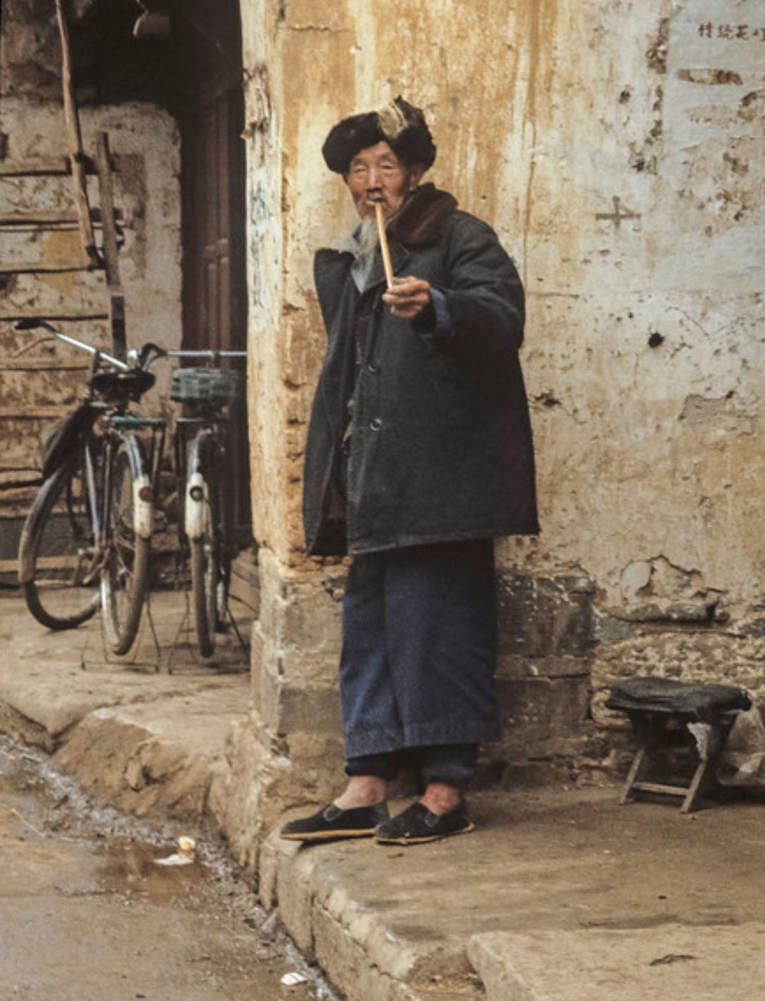 80年代,大爷们也喜欢抽烟,不过这花样可就多了