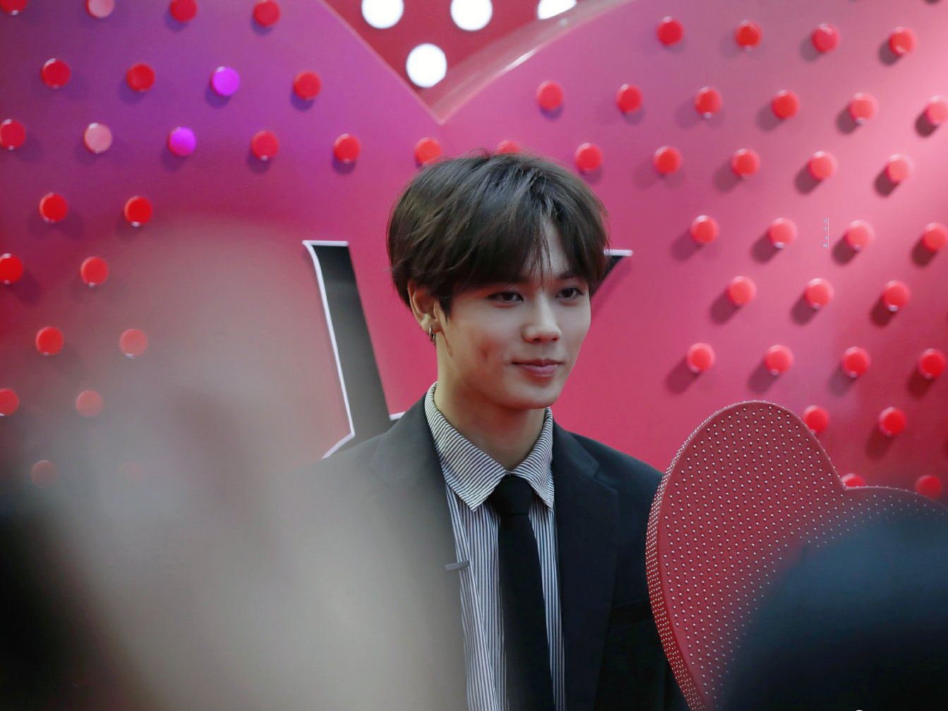 181cm林彦俊西装造型上线搭配条纹衬衫帅出新高度