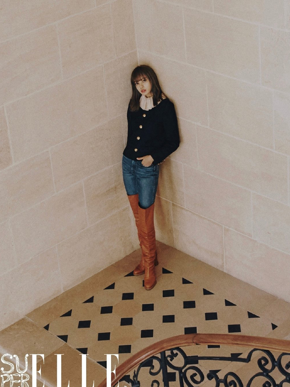 lisa新造型上线同样搭配皮靴风格相差这么大