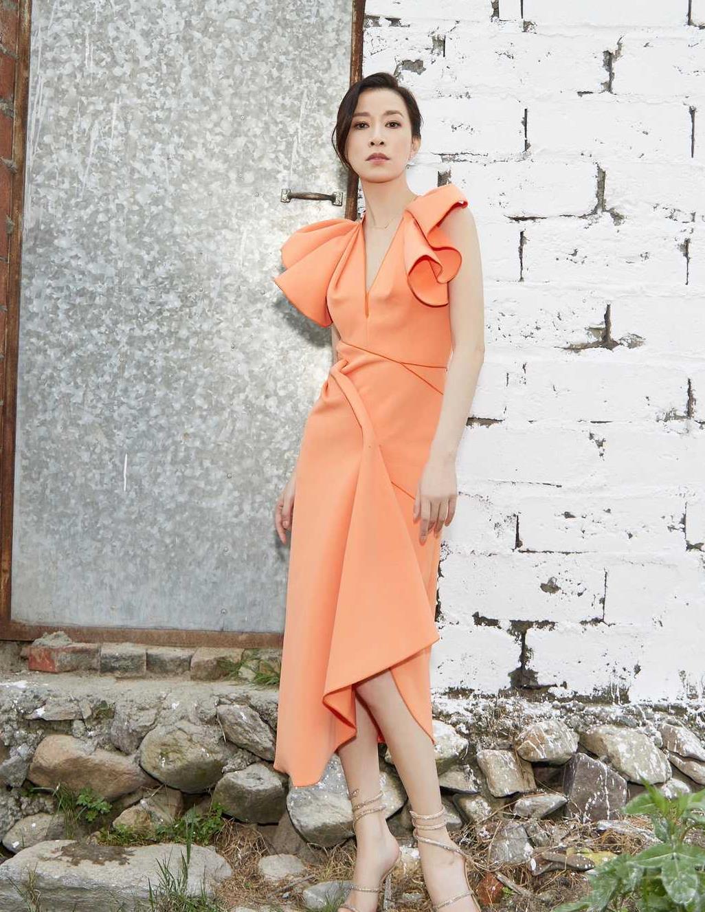 佘诗曼气质太出众，穿橙色连衣裙时髦又优雅，美到“颜值巅峰”