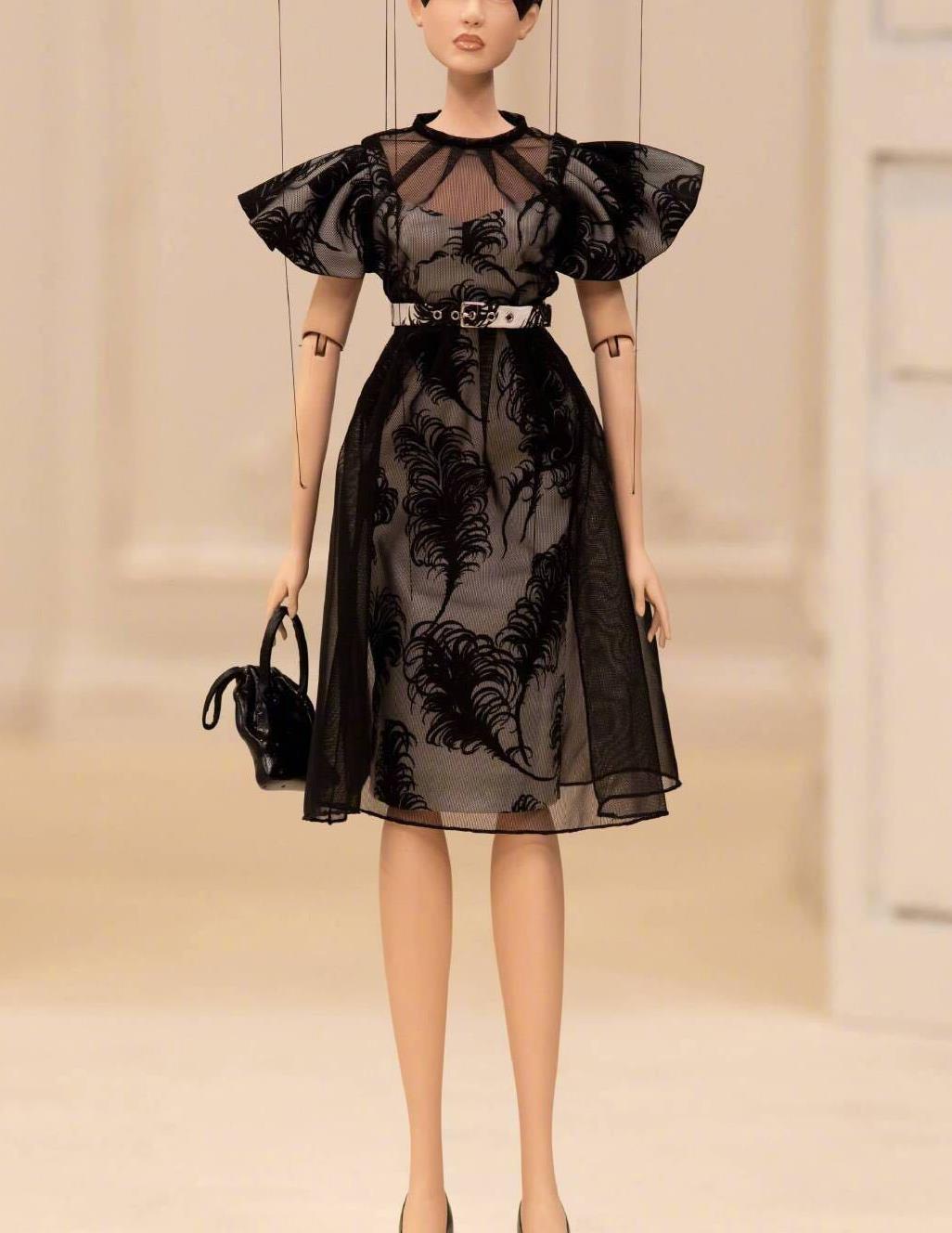 今年时装周选择木偶模特秀衣服,创意满满,手动点赞__财经头条