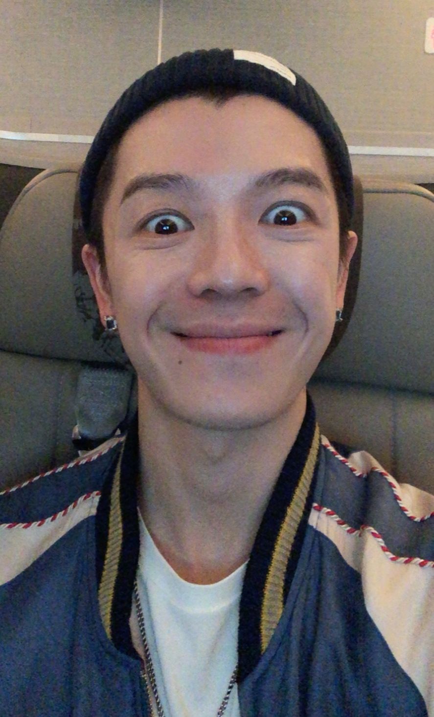 一组大男孩王栎鑫搞怪自拍,最后一张的眼神是认真的吗?