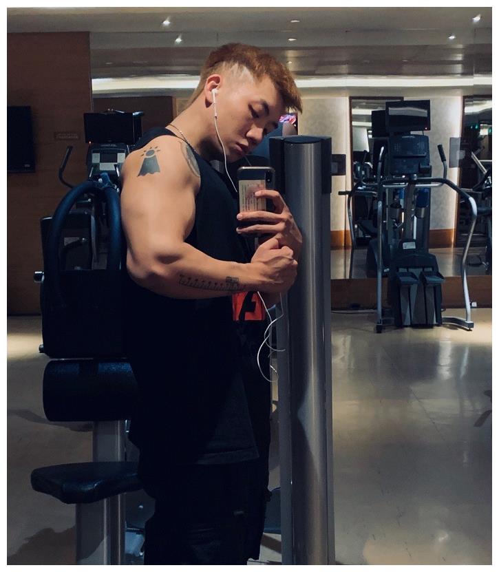 在官宣之后,杨和苏也在微博先放狠话:"想怎么玩?健身房还是说唱?