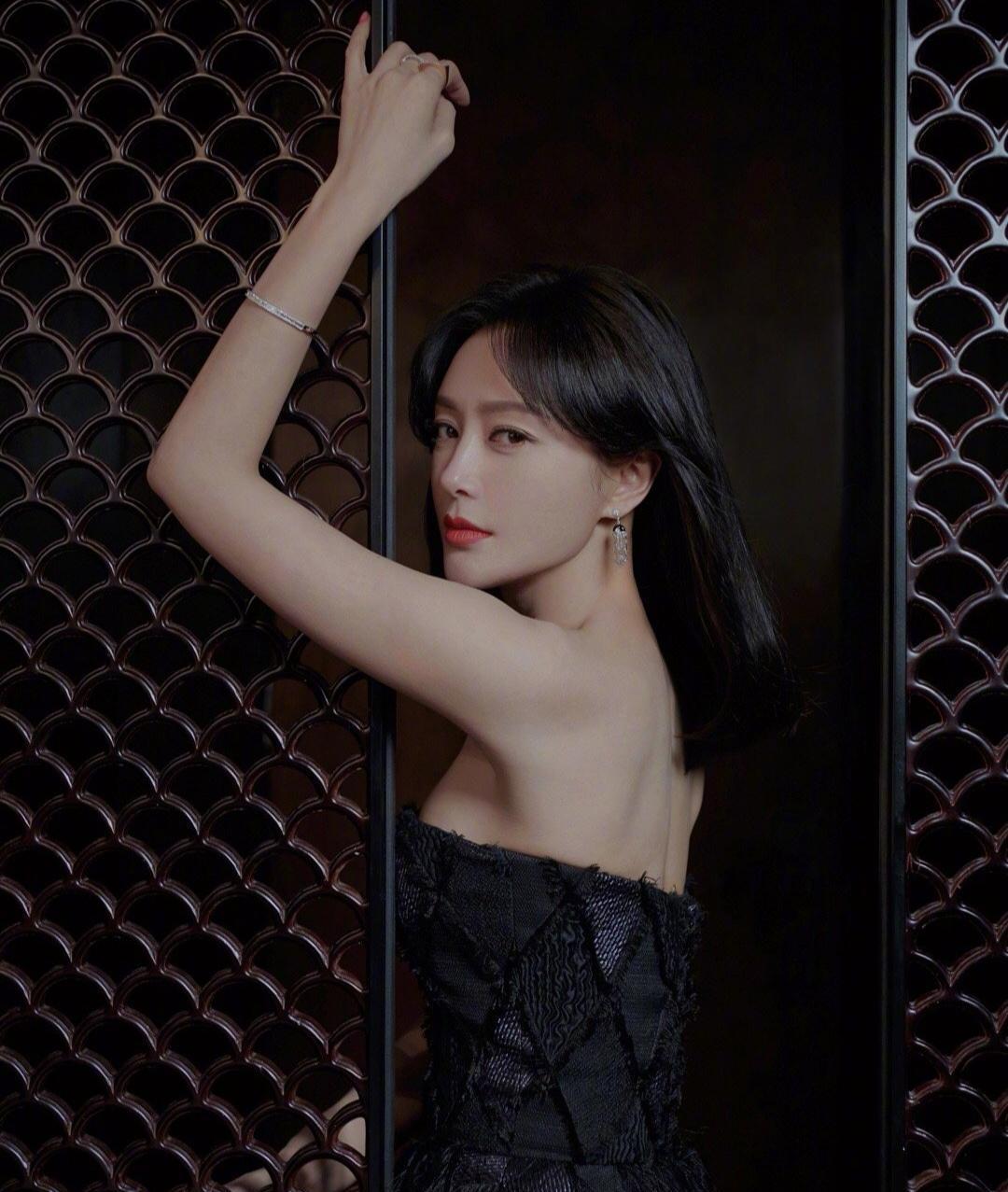 露肩长裙身材出挑,直角肩天鹅颈绝美