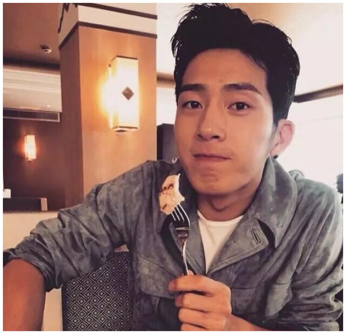 井柏然街头吸烟被拍叼烟姿势成亮点个人简介成免死金牌