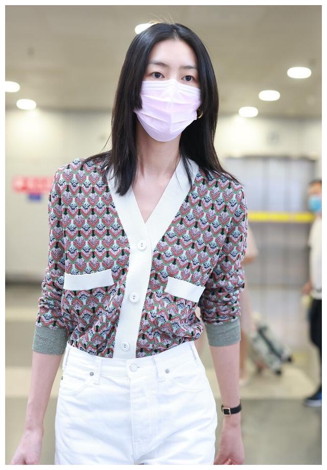 街拍:刘雯穿针织开衫配牛仔裤搭黑短靴,尽显休闲时尚