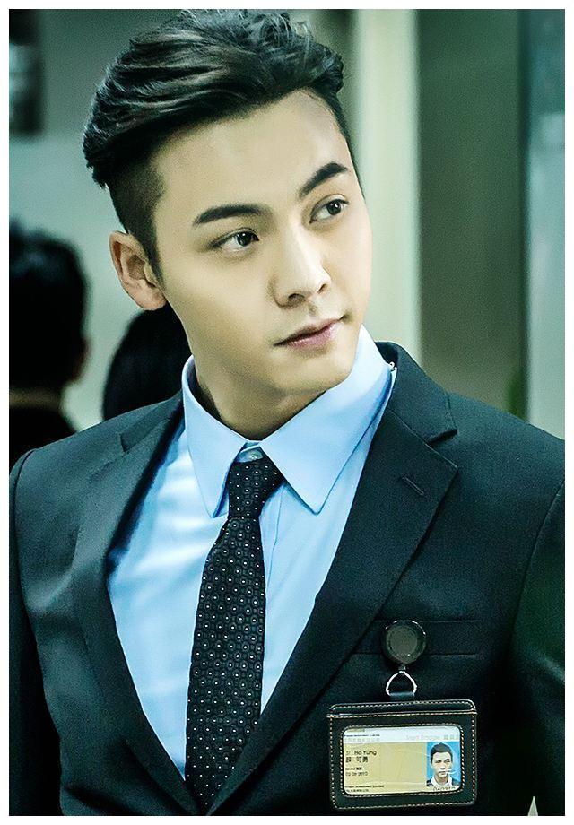 好潮一男的!陈伟霆久违染紫发背头造型酷帅,他绝对是硬汉爷们