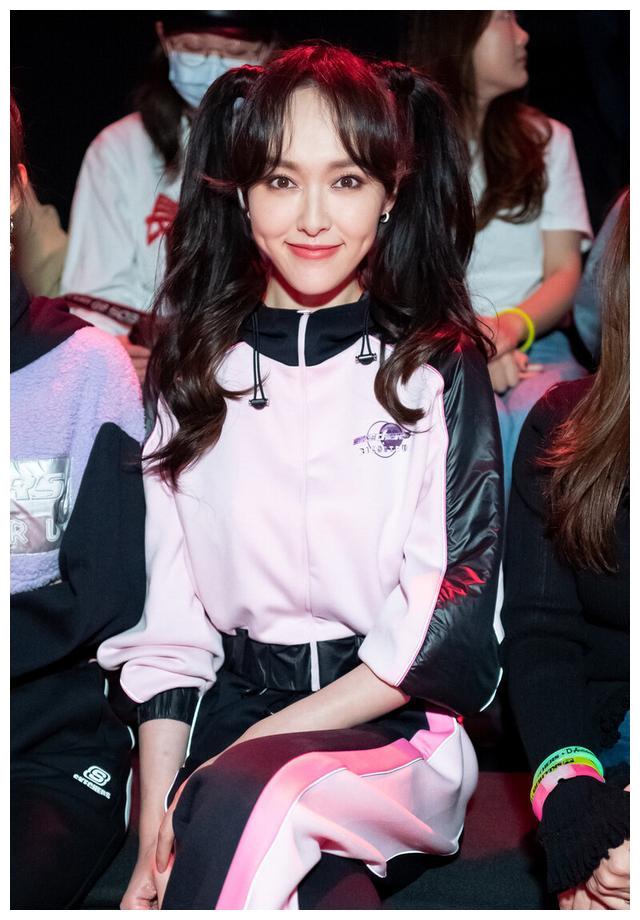 唐嫣扎双马尾穿粉色运动装看秀,颜值能打,甜美动人似少女|唐嫣|双马尾