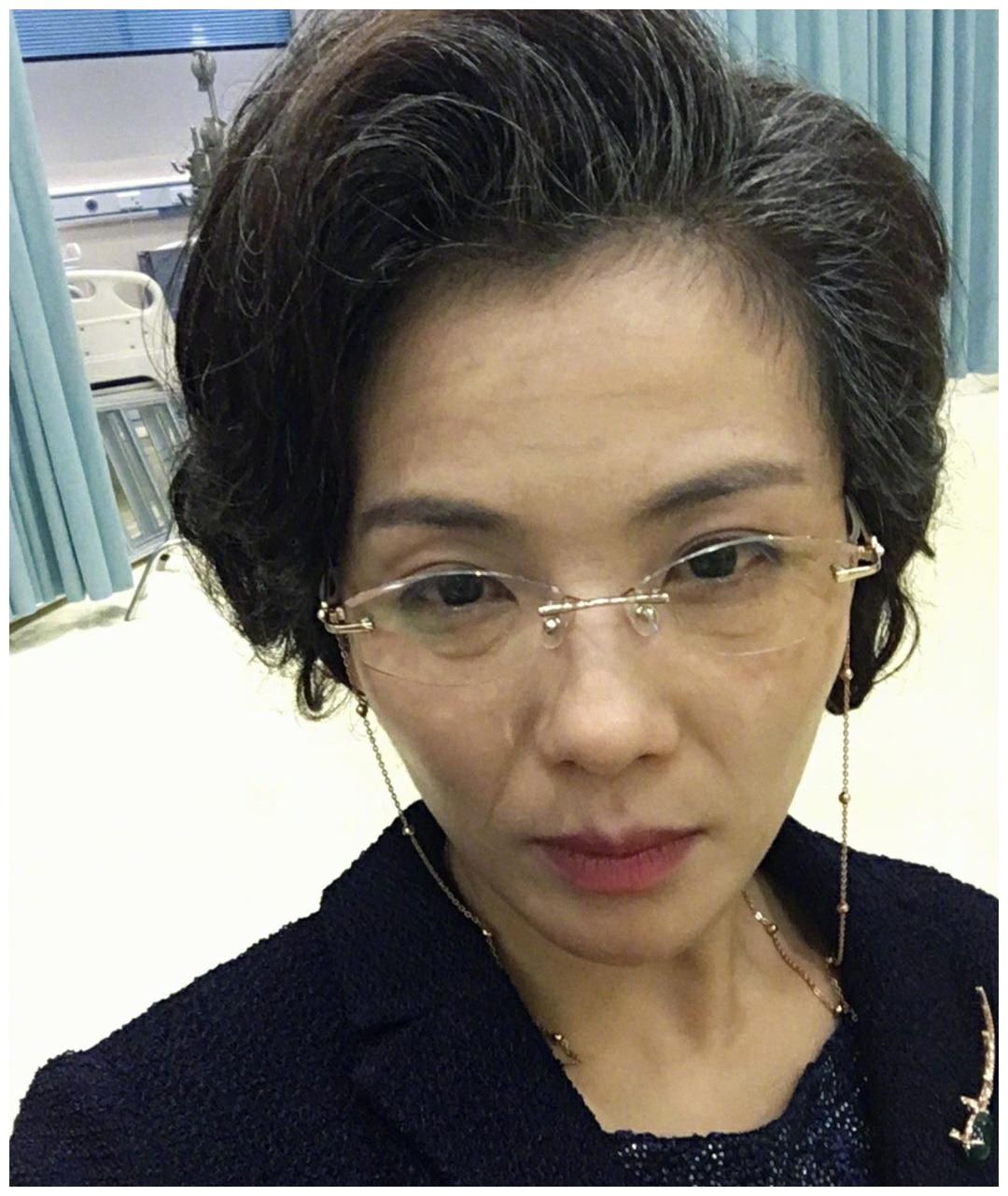 42岁刘涛晒老年照满脸皱纹眼神沧桑高情商回应演奶奶辈争议