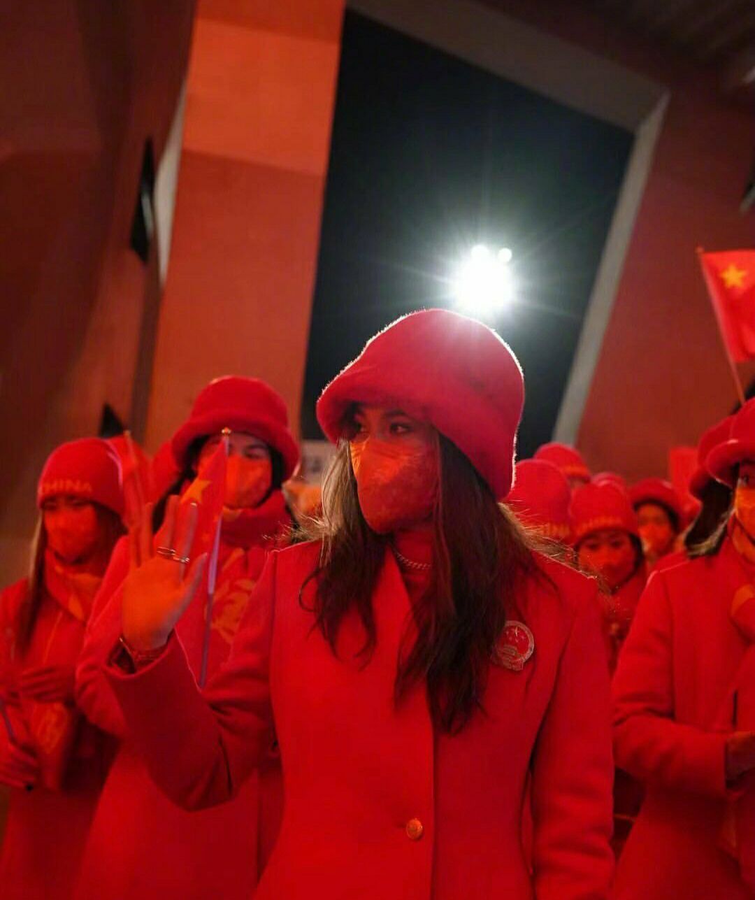 谷爱凌晒冬奥会开幕式照，曾脱外套秀弹跳，央视直播她三项比赛休闲区蓝鸢梦想 - Www.slyday.coM