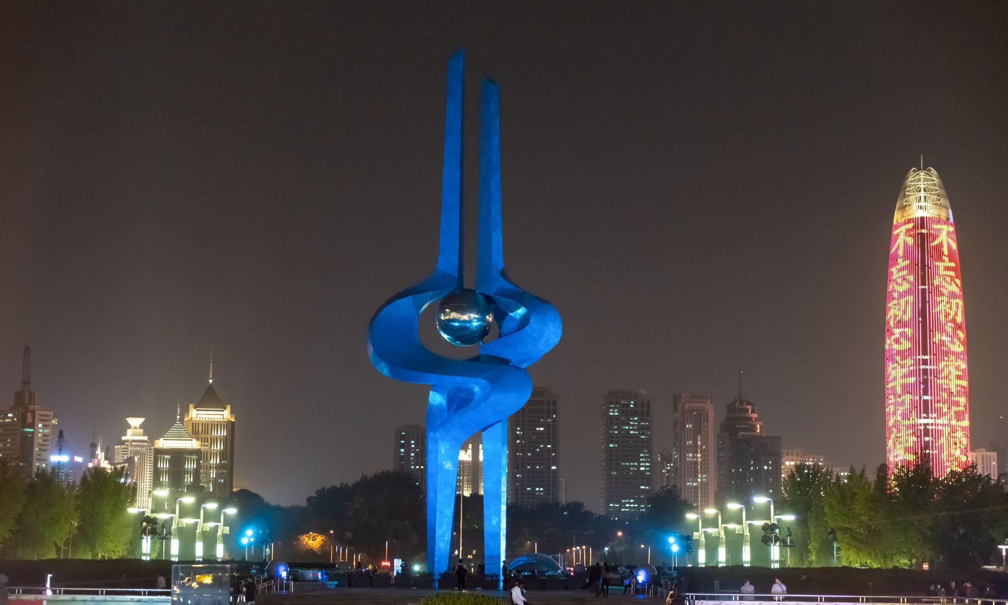 济南的城市中心,夜晚会有精彩的喷泉表演