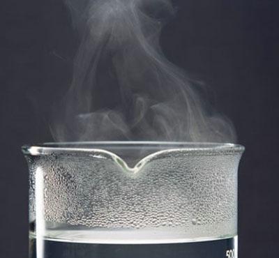 一升100度的水倒入一升0度的水中,水温会变成50度吗?