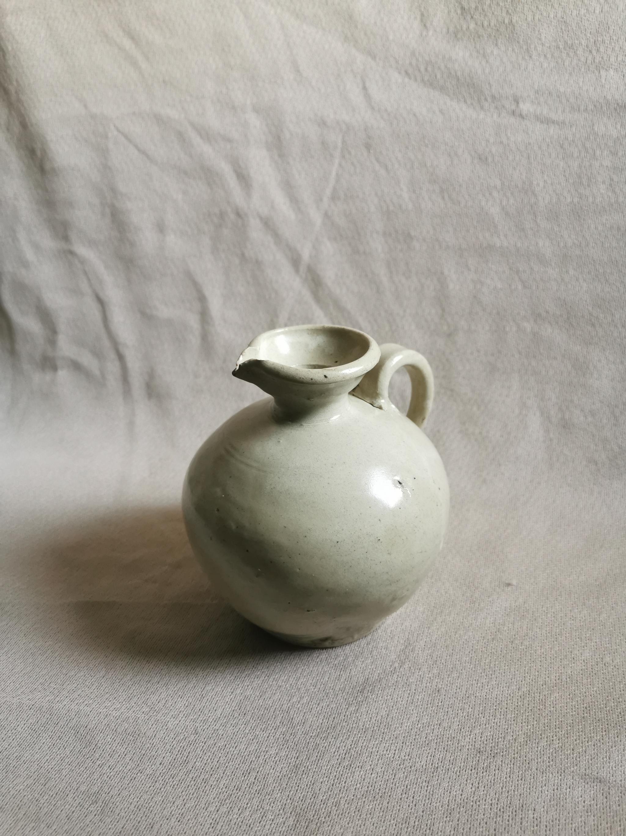 白瓷制品中不乏质细,釉润,色白的精美之作,在唐代中晚期巩县窑白瓷