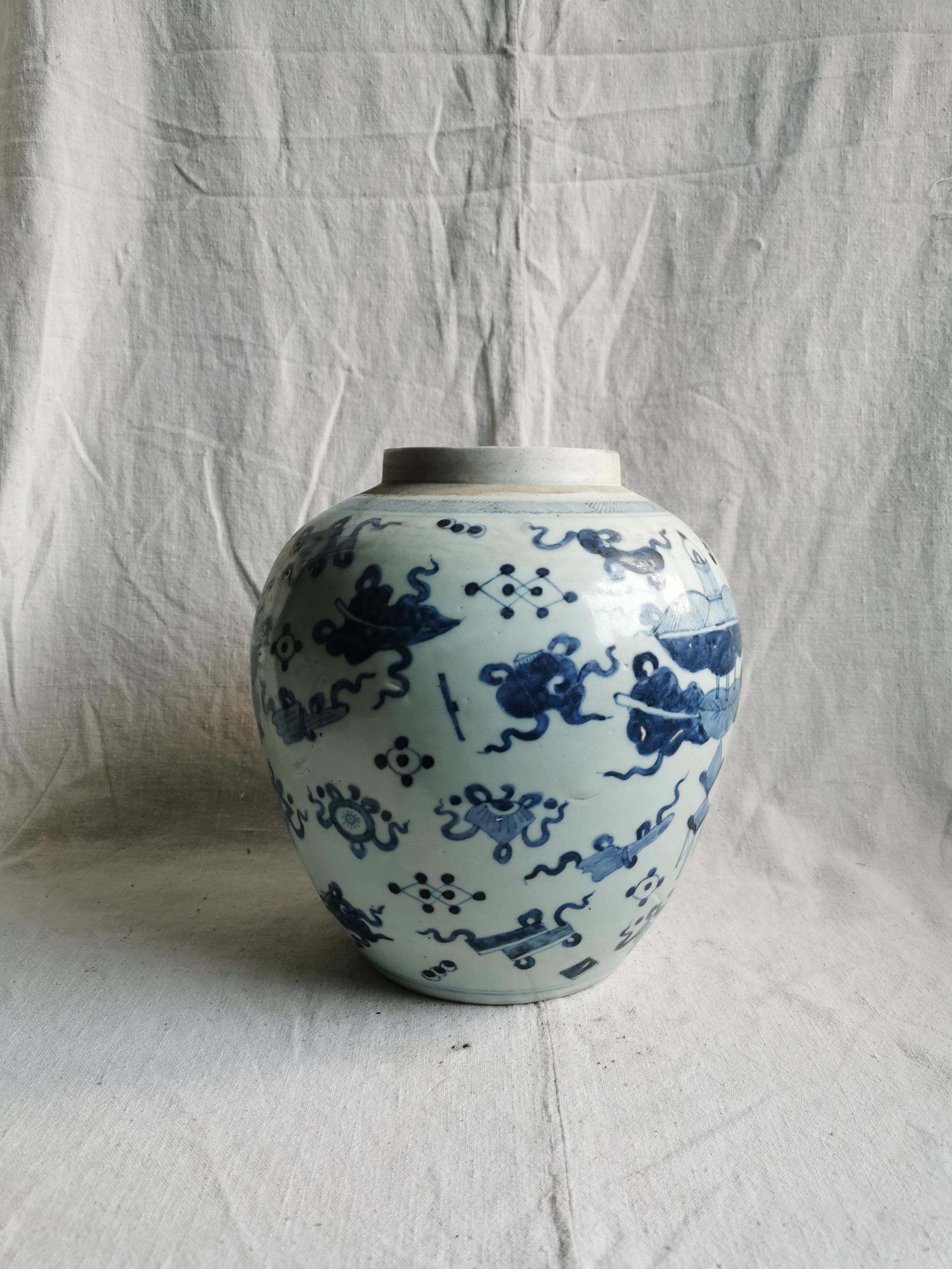 清早期民窑杂宝纹青花罐