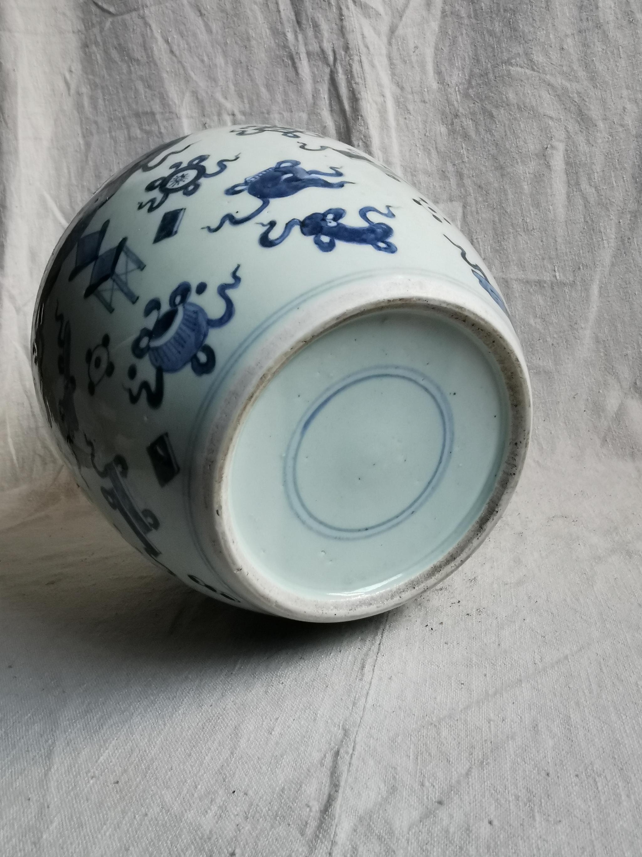 青花杂宝图罐胎壁厚薄均匀,白釉肥厚,内壁有流釉现象,罐内外能见到腹