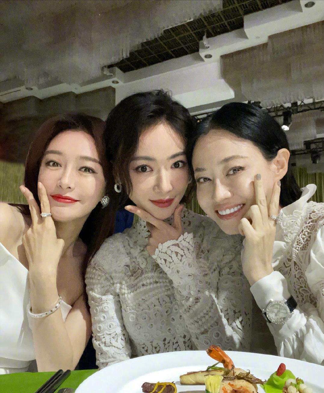 秦岚吴谨言和谭卓晒出三人现场合影照片