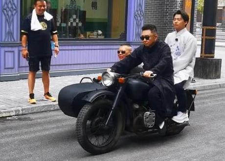 《德云斗笑社》郭麒麟是哪一期 郭德纲带德云男团赴横店拍摄