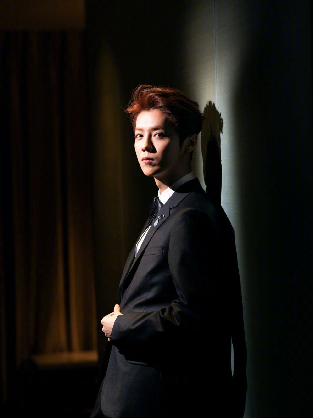 向往时尚|鹿晗俊朗帅气西装写真,紧致脸庞皮肤如女孩般细腻