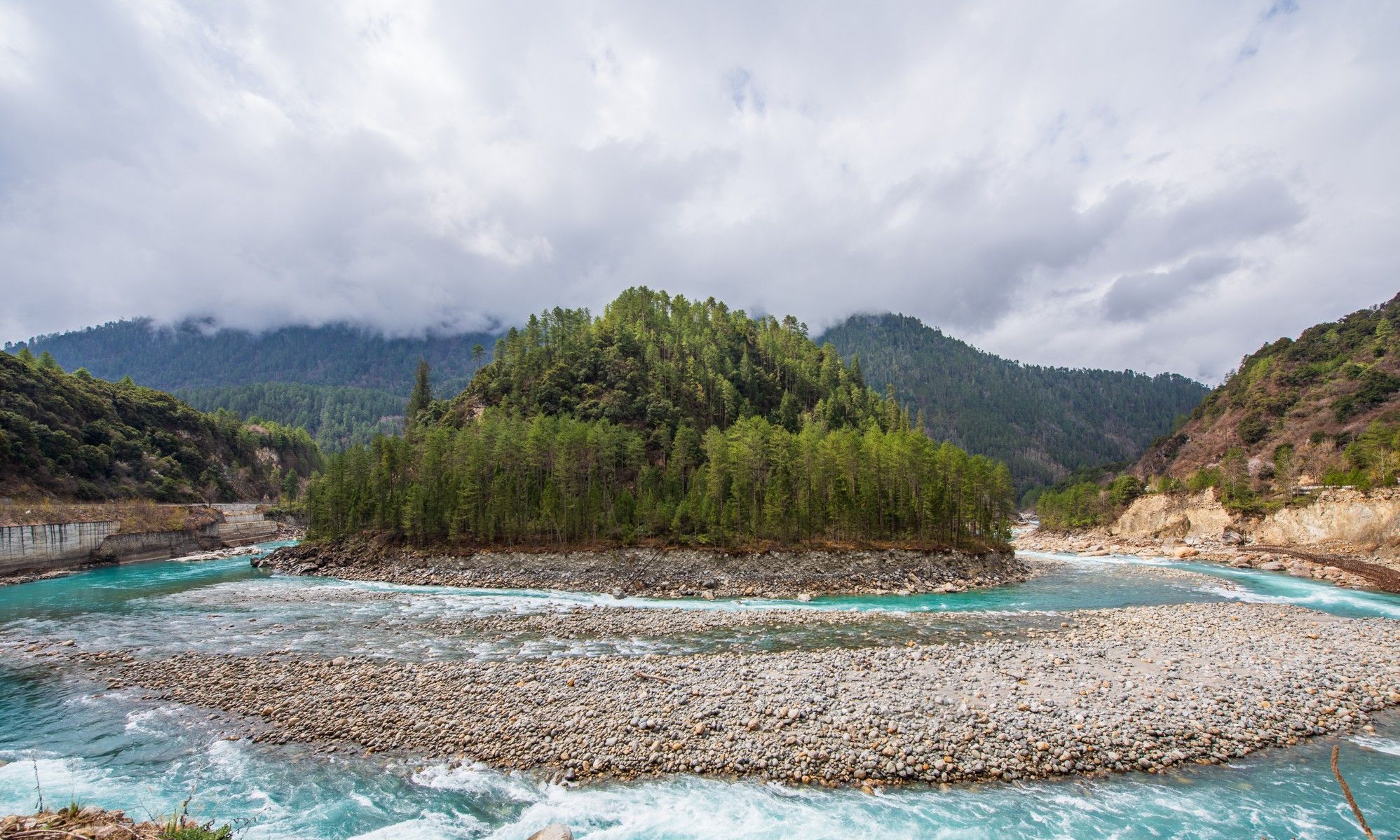 自驾游318国道,帕隆藏布江沟深水碧,航拍时在江畔发现世外桃源