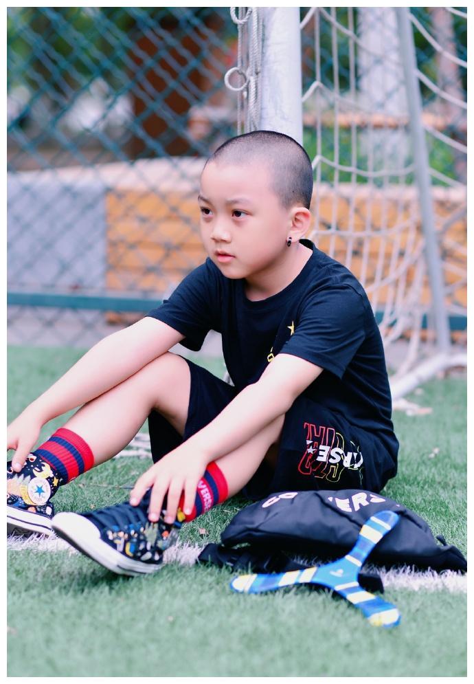 4岁就演大剧《芈月传》,小长笑长大了,黑色的小耳环太酷了!