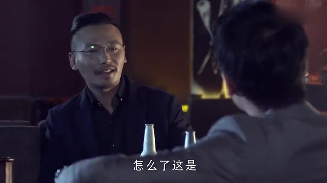 宣璐璐十分尴尬地离开 为您推荐: 谎言的诱惑:金浩一直盯着舞台上的