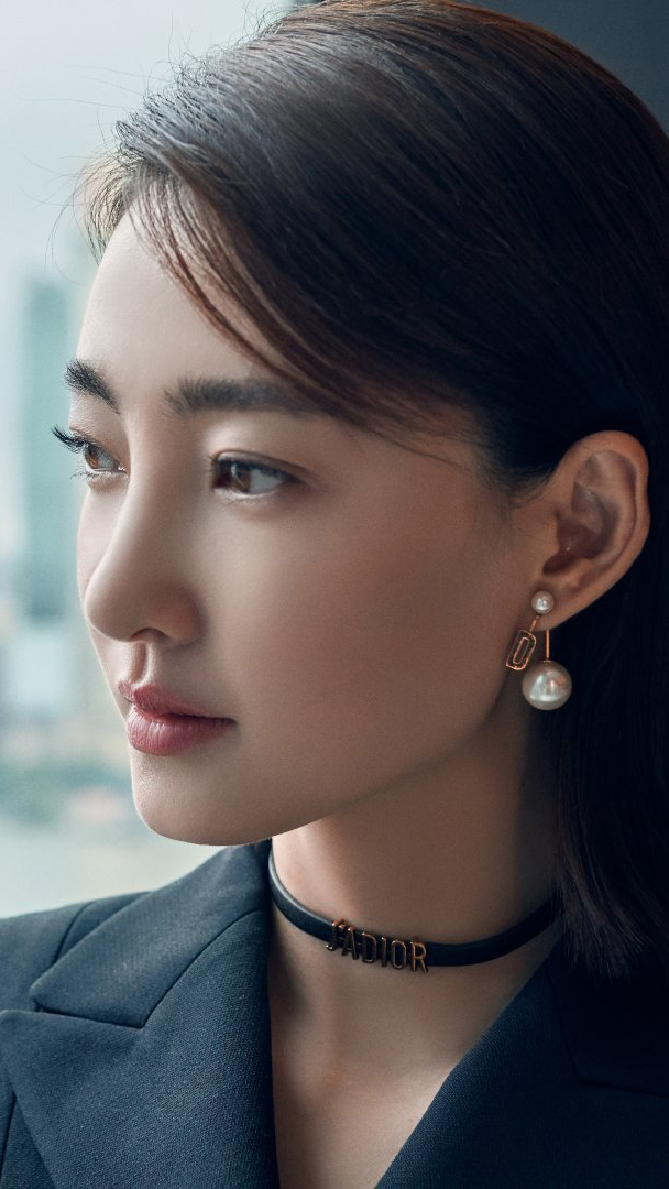 素颜女神王丽坤西装配纱裙这么有反差