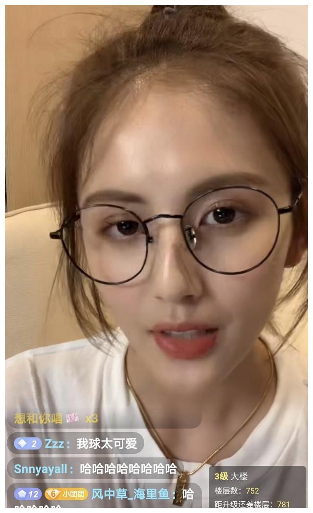 甜仇抱宠物狗素颜出镜,黑眼圈严重,疑搬入王思聪所租公寓