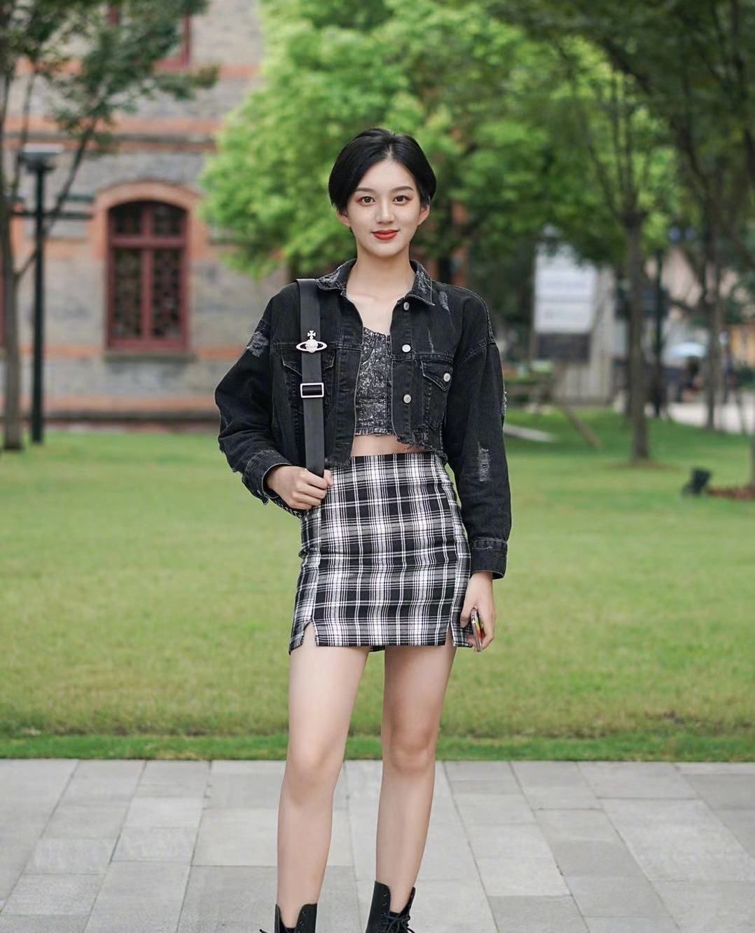 街拍:小姐姐黑色短款牛仔外套搭配格纹短裙,马丁靴帅气十足_高清图集