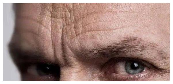 如果男人的印堂方正凸起,丰隆饱满,这种男人面相在面相学中叫做金城骨