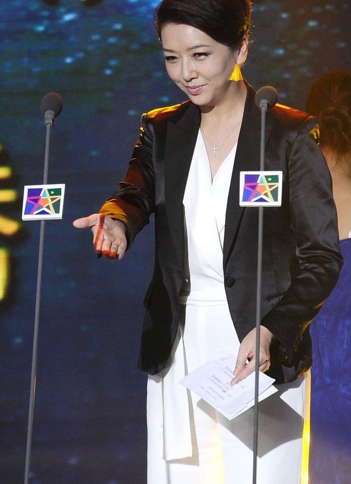 江珊穿黑西装真气派配白色简约连衣裙美得高级又气质优雅