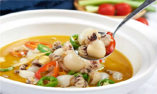 酸汤辣白菜墨鱼卷,一道酸辣可口的家常美味