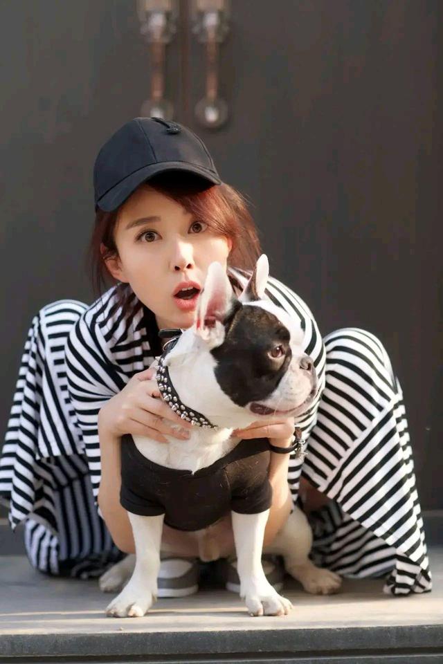 曾扮演嫦娥的颜丹晨性感迷人对宠物狗充满爱心