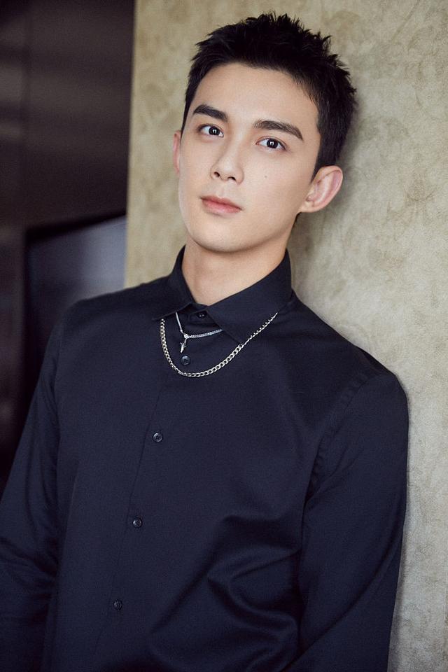 吴磊短发造型"眼神杀"英气十足,白西装配黑衬衫尽显绅士范!__财经头条