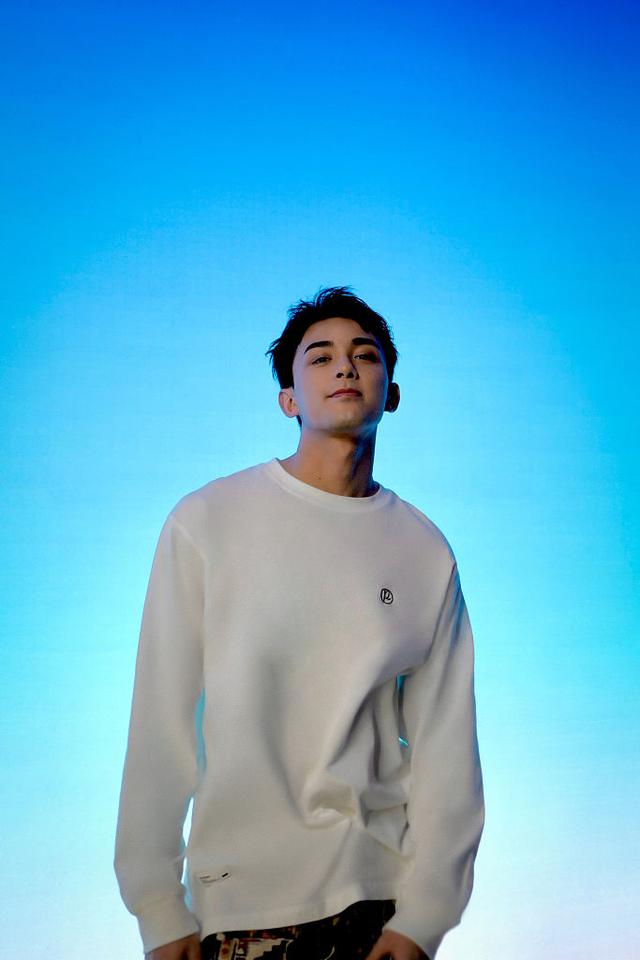 吴磊工作室发布清爽写真蓝色光影中少年感十足