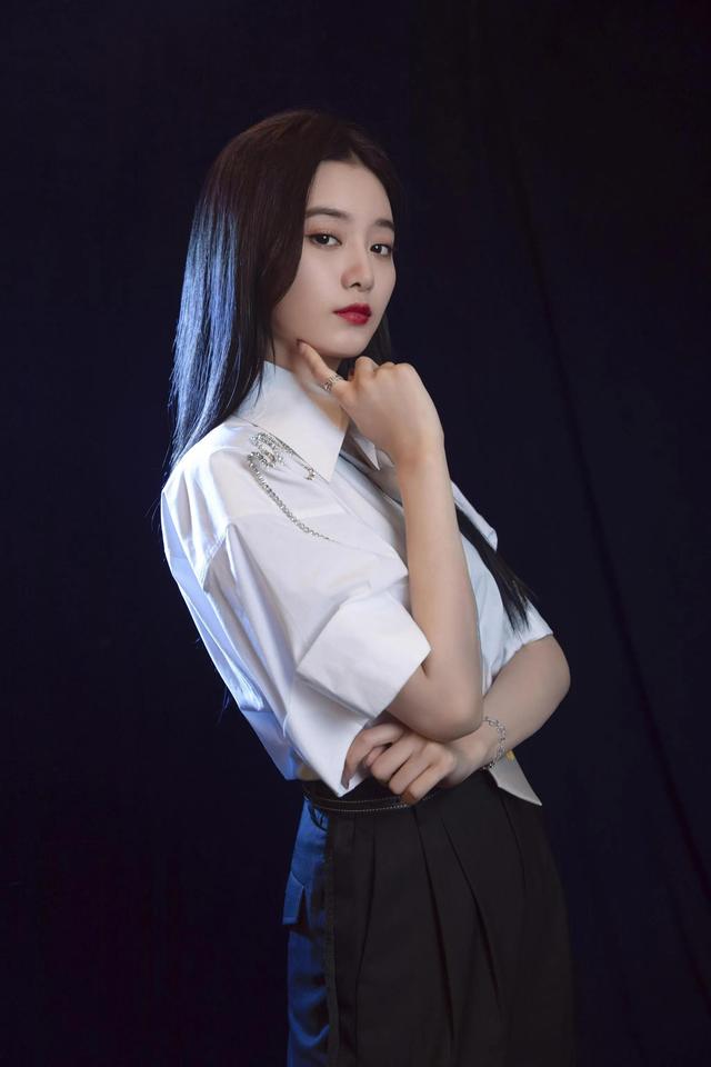 徐艺洋气质独特温婉大方