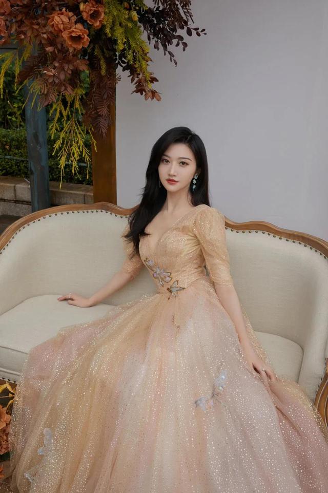 景甜身穿一袭粉金色纱裙亮相!__财经头条