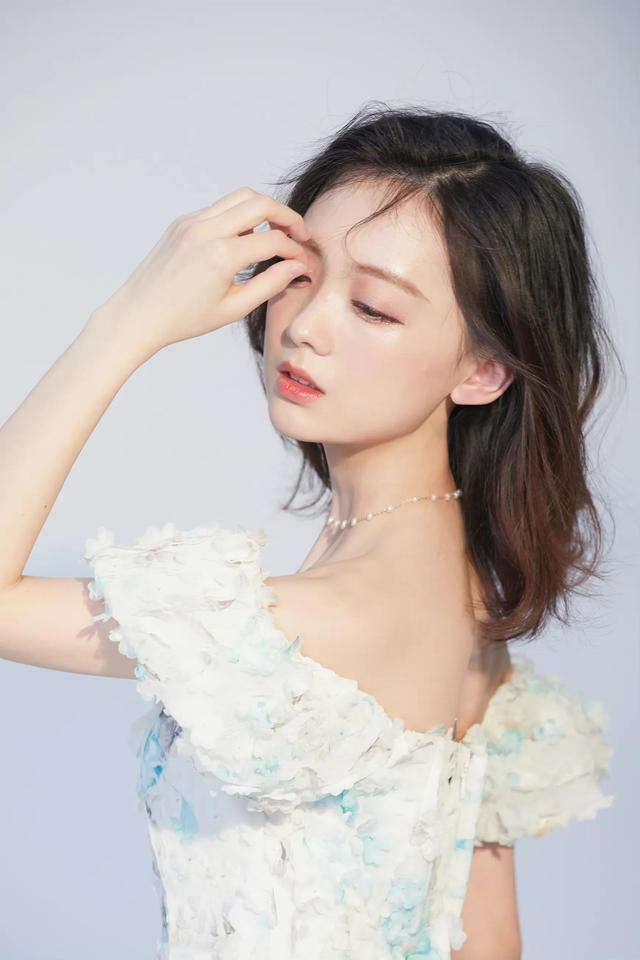 美女解说灵儿,魅力动人!__财经头条