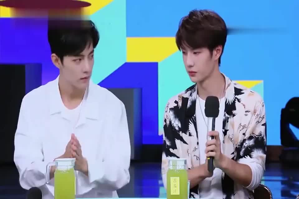 王一博肖战默契好同步,甜蜜互动谢娜都看不下去了,好逗