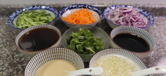 把大米倒入破壁机里,做出的凉皮真好吃,学会了人人夸你是大厨休闲区蓝鸢梦想 - Www.slyday.coM 把大米倒入破壁机里,做出的凉皮真好吃,学会了人人夸你是大厨休闲区蓝鸢梦想 - Www.slyday.coM