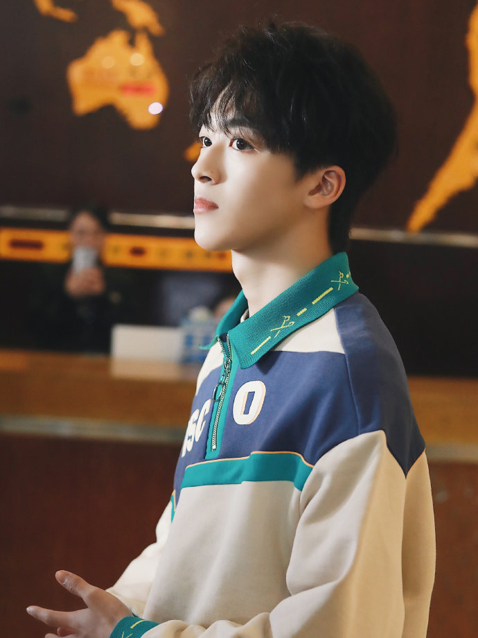 何洛洛上班照穿一件拼色polo衫清新又可爱