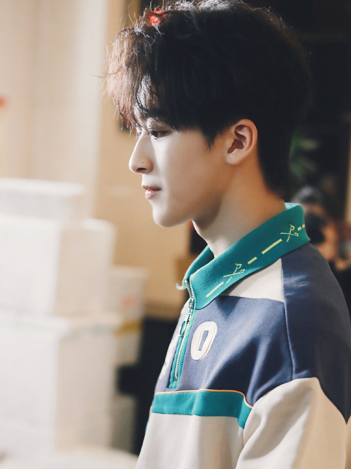 何洛洛上班照穿一件拼色polo衫清新又可爱