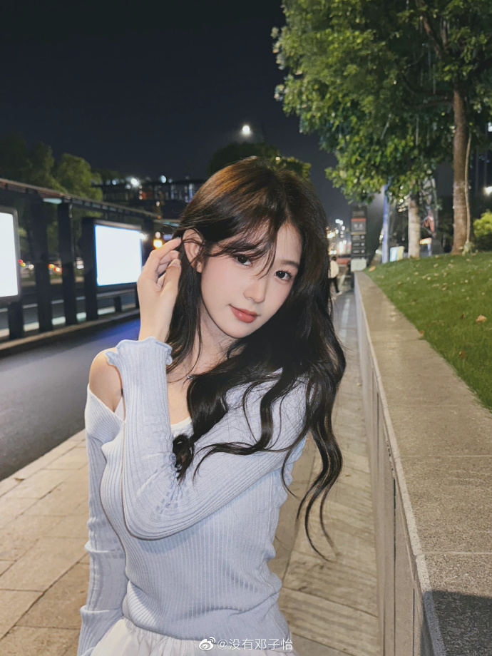 网红美女邓子怡街拍美照欣赏好可爱
